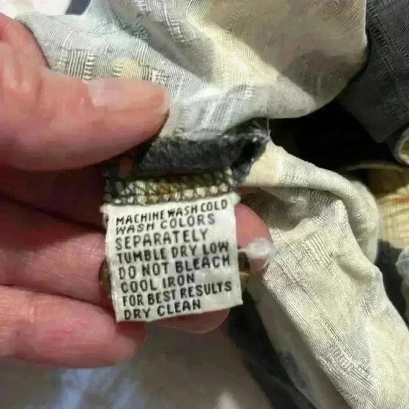 Tommy Bahama 100% Silk Hawaiian Floral Button Down Shirt. Men’s Size Large - Picture 9 of 10